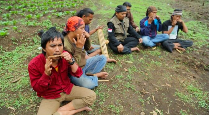 Anggota Pangauban Seuweu-Siwi Cimanuk melakukan ritual memasuki hutan terlarang (Liputan6.com/Mochamad Khadafi)