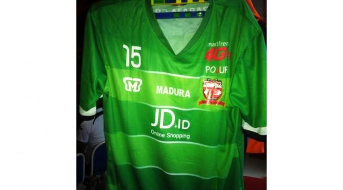 Madura United bakal mengenakan jersey ketiga yang didominasi warna hijau saat melawat ke markas Borneo FC, Jumat (30/9/2016). (Bola.com/Fahrizal Arnas)