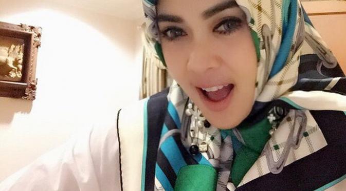 Syahrini berpose saat mengenakan hijab. (Instagram @princessyahrini)