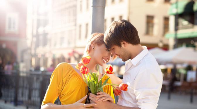 Jangan beri cinta 100% untuk pacar, menyeimbangkan hati dan logikamu juga perlu. (Foto: playbuzz.com)