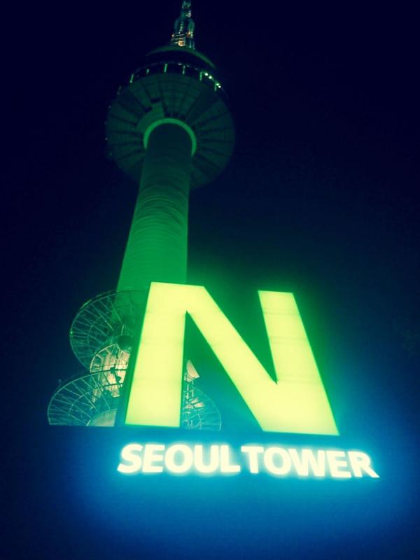 N Seoul Tower yang dilengkapi dengan restoran, cafe, photo booth, hingga gift shop