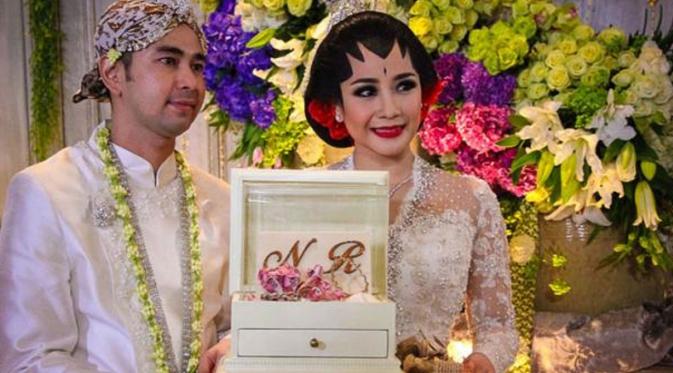 Raffi Ahmad dan Nagita Slavina setelah ijab kabul di Hotel Ritz Carlton, SCBD, Jakarta Selatan pada Jumat (17/10/2014)