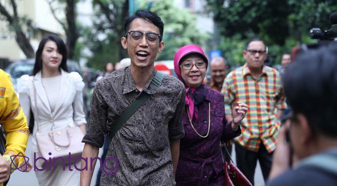 Kiswinar bersama ibunya, Ariyani saat mendatangi Polda Metro Jaya. (Nurwahyunan/Bintang.com)