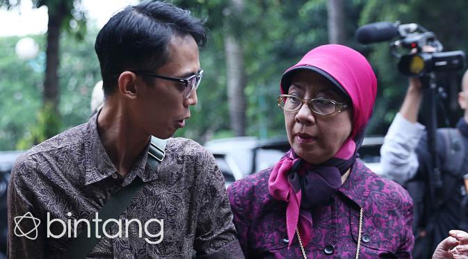 Kiswinar bersama Ibu Ariyani, saat mendatangi Polda Metro Jaya. (Nurwahyunan/Bintang.com)