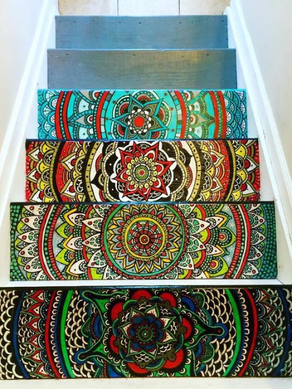 Motif Mandala pada anak tangga bikin rumahmu jadi lebih ceria. (Via: boredpanda.com)