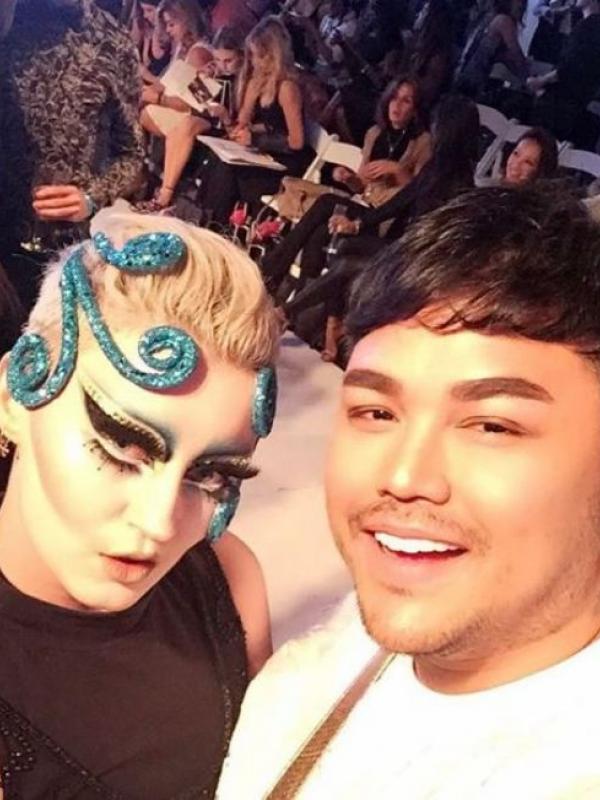 Ivan Gunawan selfie bersama model yang mirip dengan Agnez Mo di LA Fashion Week. (Instagram - @ivan_gunawan)