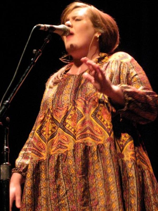 Adele mengenakan batik.
