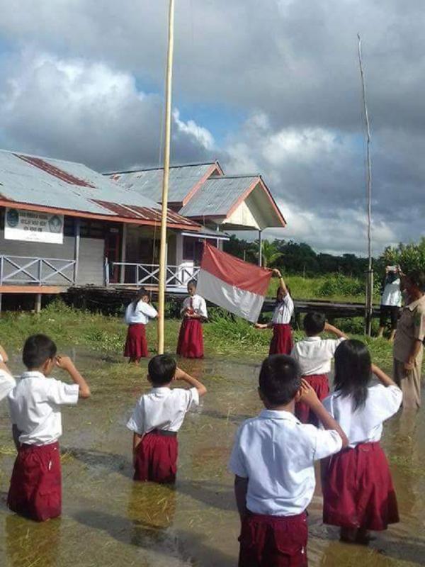 Viral, Anak SD Upacara Hari Kesaktian Pancasila di Tengah Banjir | Foto : facebook