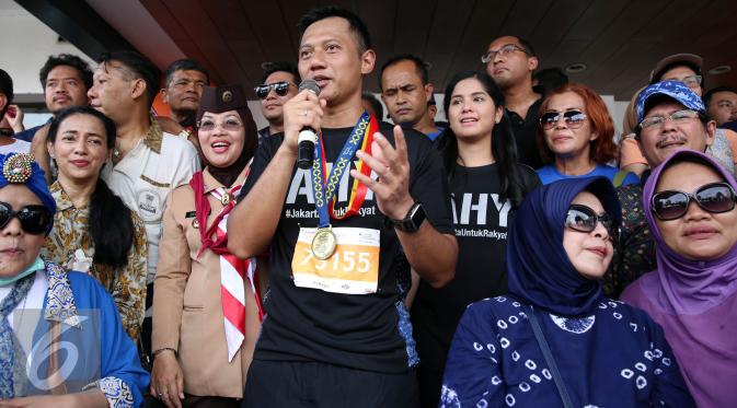 Calon Gubernur DKI Jakarta Agus Harimurti Yudhoyono menyapa warga Jakarta usai mengikuti lomba lari di Car Free Day (CFD), Senayan, Minggu (2/10). (Liputan6/JohanTallo)