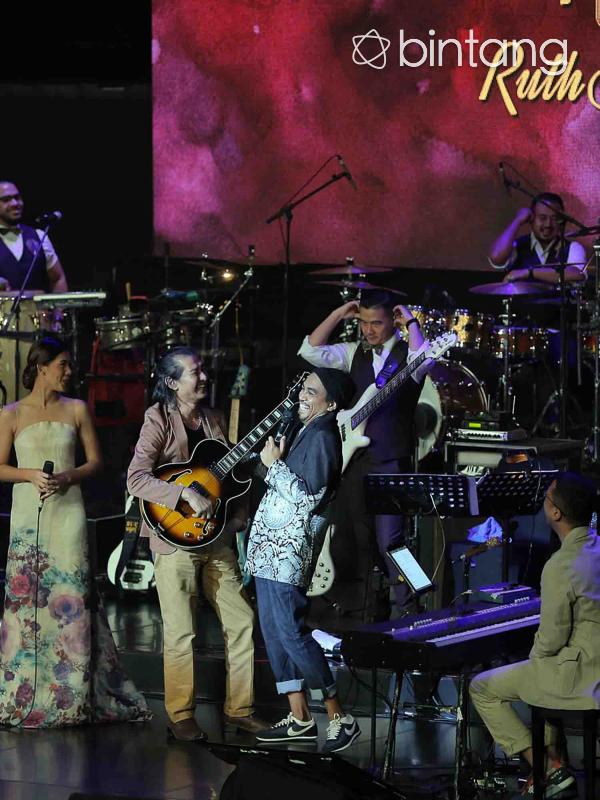 Konser Glenn Fredly dipersembahan untuk diva pop Indonesia yang telah 30 tahun berkarier di industri musik Tanah Air. Konser dimulai sejak pukul 20.45 WIB. (Deki Prayoga/Bintang.com)