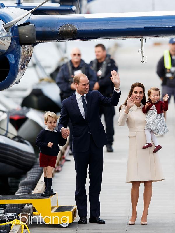 Pangeran William dan Kate Middleton beserta kedua anaknya Pangeran George dan Charlotte. (AFP/Bintang.com)