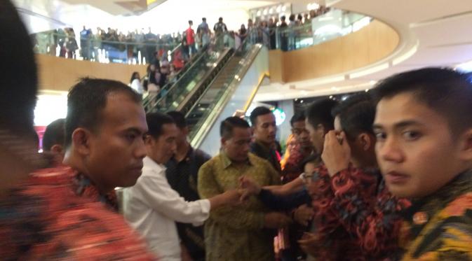 Jokowi berjabat tangan sejenak dengan para pengunjung Mall
