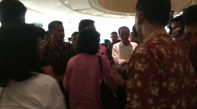 Jokowi berjabat tangan dengan para pengunjung