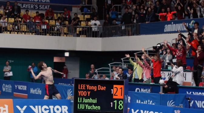 Pebulutangkis Korea Selatan, Lee Yong-dae, melempar kaus sebagai hadiah buat penonton di tribune usai memenangi Korea Terbuka Super Series 2016, Minggu (2/10/2016). (Badminton Photo)