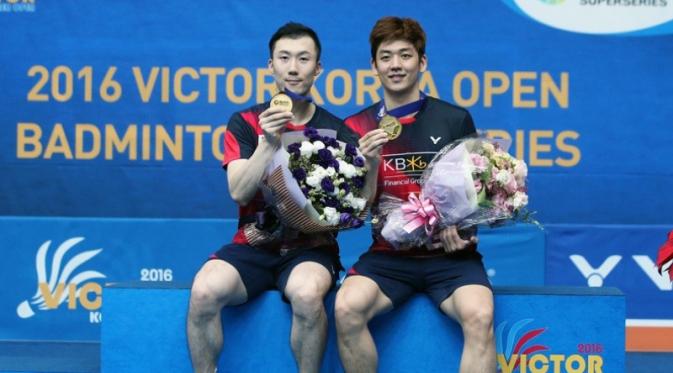 Ganda putra Korea Selatan, Lee Yong-dae/Yoo Yeon-seong, memamerkan medali juara di podium usai memenangi Korea Terbuka Super Series 2016, Minggu (2/10/2016). (Badminton Photo)
