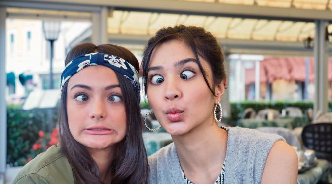 Amanda Rawles dan Mikha Tambayong berpose menjulingkan kedua mata agar tampak lucu. (Foto: Alexander Thian/Screenplay Films)