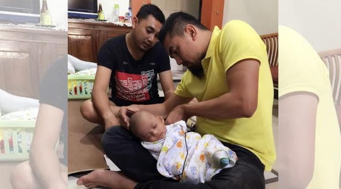 Omar melakukan potong rambut pertama bersama ayahnya