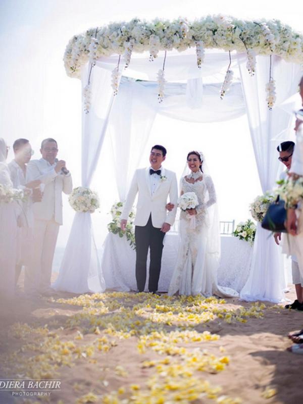 "So happy for my dearest sister Asty Ananta congratulations," tulis @dierabachir dalam akun Instagram. Berdasarkan postingan, pasangan ini menikah di Sofitel Bali Nusa Dua. (Instagram/dierabachir)