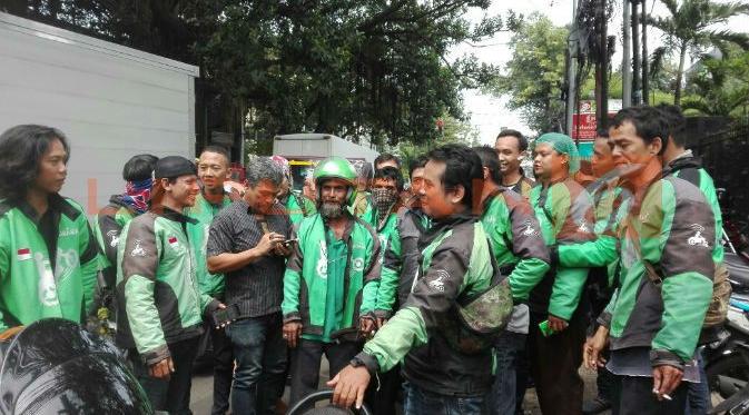 Driver Go-Jek mulai berdatangan di kantor PT GO-JEK INDONESIA, Jalan Kemang Raya No 15, (Liputan6.com/ Mochamad Wahyu Hidayat)