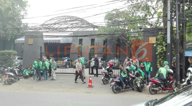 Suasana di depan kantor PT Go-Jek Indonesia. (Liputan6.com/Mochamad Wahyu Hidayat)