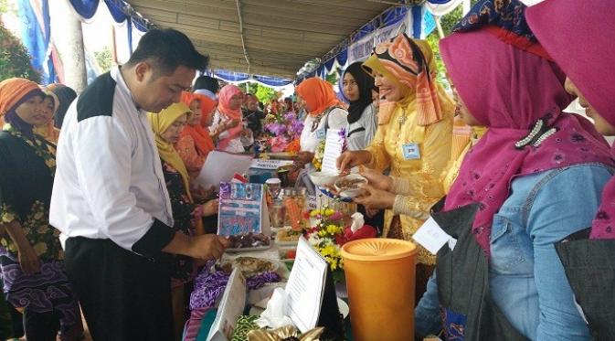 Dalam rangka memperingati HUT ke-647 Kota Cirebon, pemerintah daerah setempat menggelar lomba menghias Nasi Lengko.
