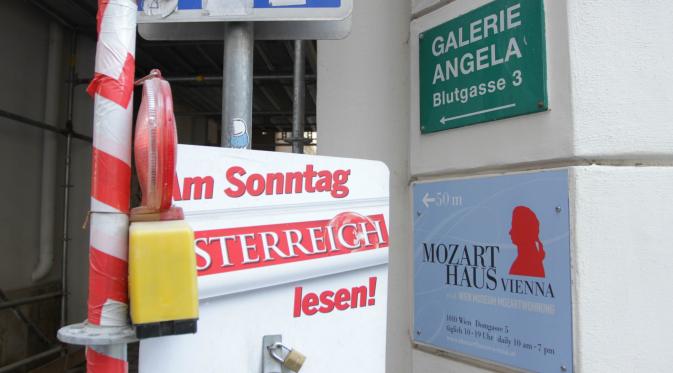 Jalan masuk Blutgasse dengan papan informasi Galeri Angela dan Mozart Haus Vienna. (Liputan6.com/Reza Khomaini)