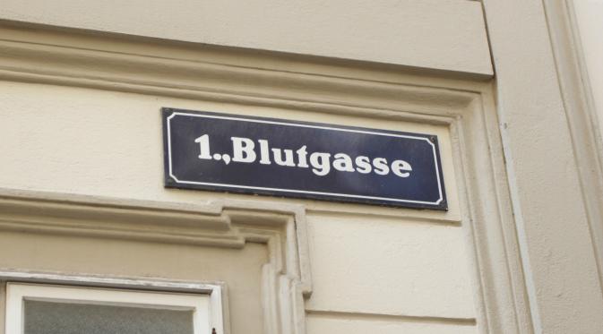 Nama jalan Blutgasse dengan tulisan dan papan resmi dari Pemerintah Kota Wina. (Liputan6.com/Reza Khomaini)