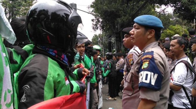 Unjuk rasa ratusan driver Gojek di kantor PT Gojek Indonesia, Kemang, Jakarta Selatan, mulai memanas. (Liputan6.com/Richo Pramono)