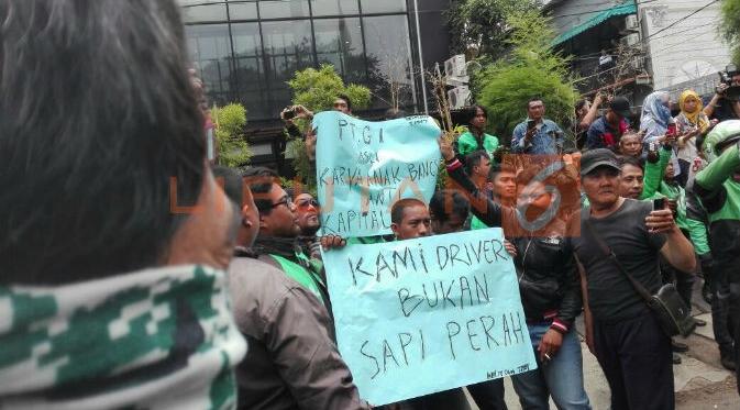 Tuntutan para pengemudi di depan kantor Go-Jek di Kemang, Jakarta (liputan6.com/Mochamad Wahyu Hidayat)