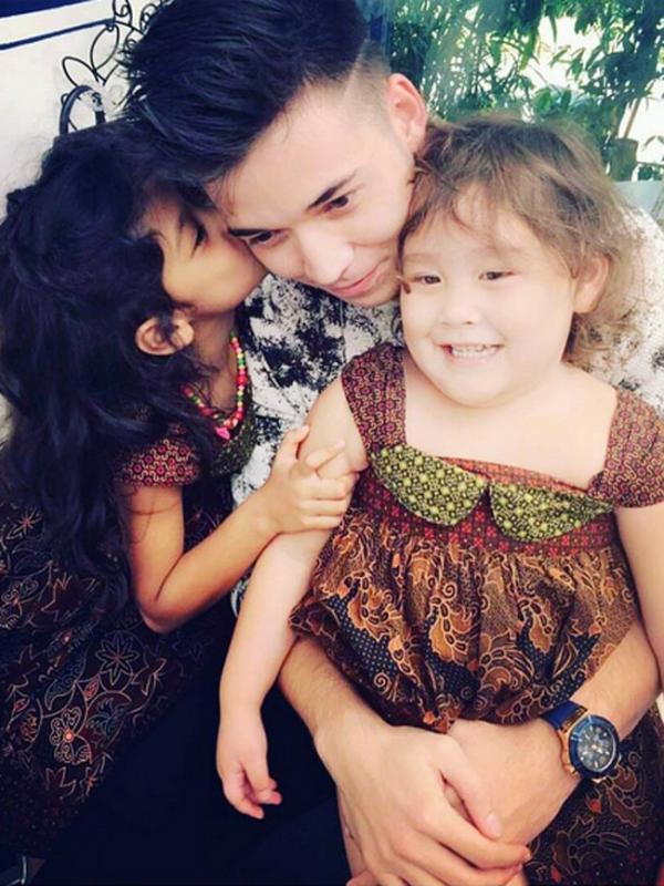 Stefan William bersama dua anak Celine Evangelista. (Instagram/celine_evangelista)