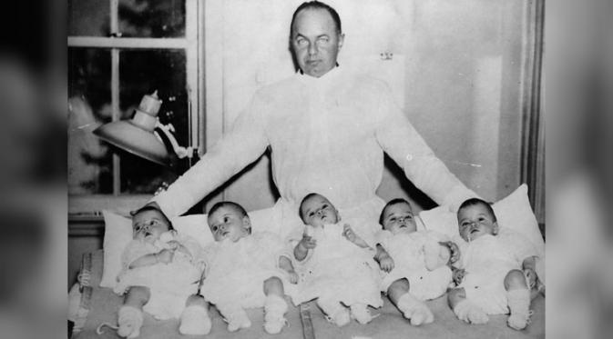 Bayi kembar lima dan Mitchell Hepburn pada 1934 (Library and Archives Canada)