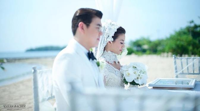 Asty Ananta dan Hendra melangsungkan akad nikah di Nusa Dua, Bali [foto: instagram/dierabachir_photography]