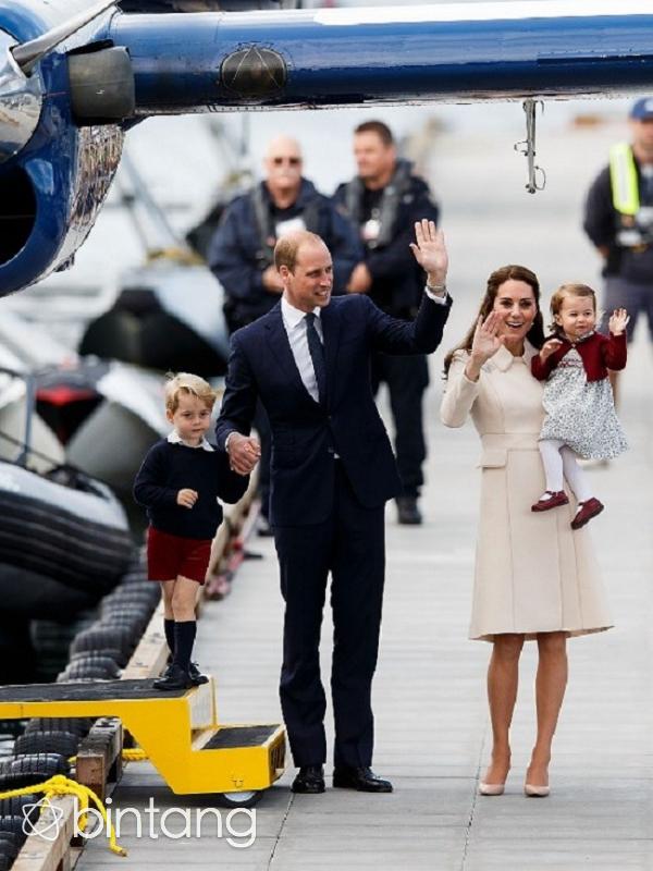 Pangeran William, Kate Middleton, Pangeran George dan Charlotte sesaat sebelum meninggalkan Kanada, Sabtu (1/10).
