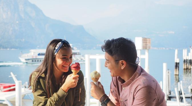 Amanda Rawles dan Dimas Anggara menikmati gelato bersama di Bellagio, Italia, saat syuting film Promise. (Alexander Thian/Screenplay Films)