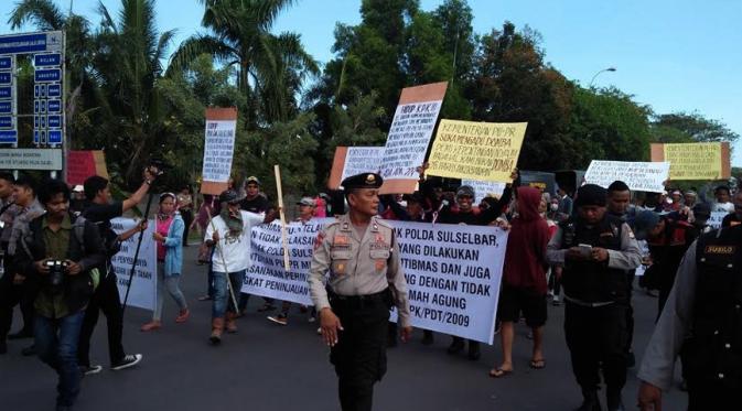 Para pendukung ahli waris pemilik lahan menggelar aksi penutupan Jalan Tol Reformasi, Makassar. (Liputan6.com/Eka Hakim)