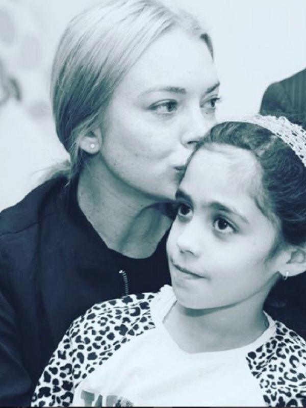 Lindsay Lohan saat mengunjungi salah satu keluarga pengungsi dari Suriah di Turki. (Instagram/lindsaylohan)