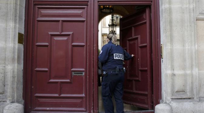 Petugas melihat kondisi Hotel Rue Tronchet pasca Kim Kardashian dirampok, Paris, Senin (3/10). Perampokan dilancarkan oleh 5 orang bersenjata dengan mengenakan topeng. (REUTERS/ Gonzalo Fuentes)