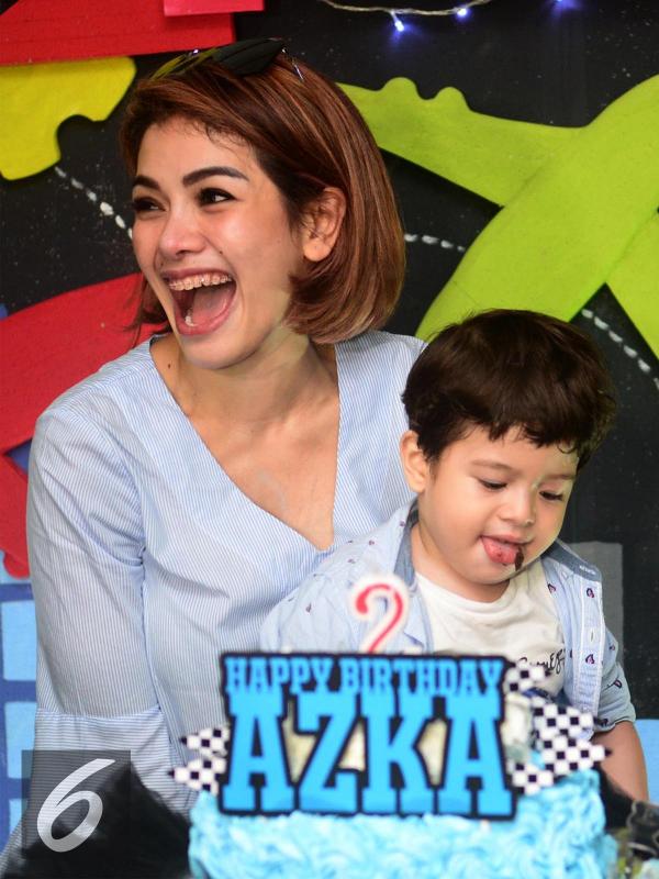 Nikita Mirzani merayakan ulang tahun putranya, Azka, yang kedua di yayasan penderita kanker. (Herman Zakharia/Liputan6.com)