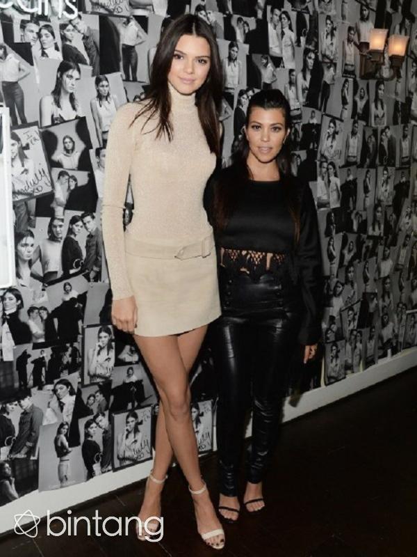 Kendall Jenner dan Kourtney Kardashian tengah berpesta ketika Kim Kardashian di rampok. (AFP/Bintang.com)