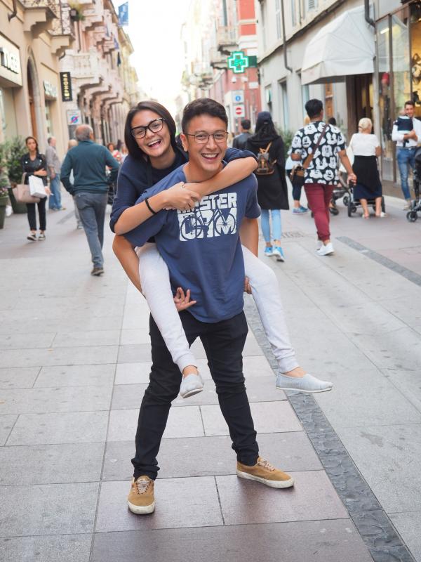 Dimas Anggara menggendong Amanda Rawles saat di kota Milan, Italia. Keduanya beberapa kali menunjukkan kemesraannya. (Foto: Alexander Thian/Screenplay Films)