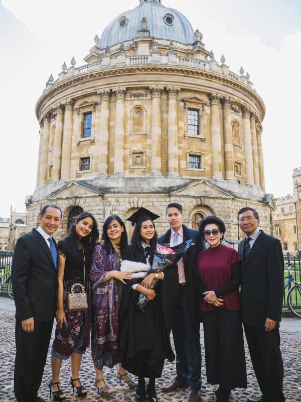 Maudy Ayunda resmi sandang gelar sarjana dari Inggris [foto: instagram]