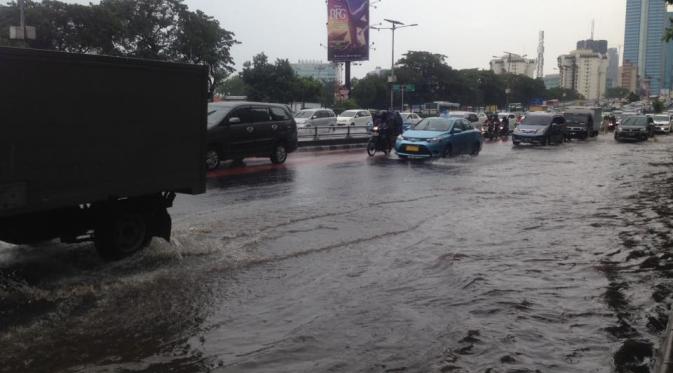 Hujan Deras, Jalan di Depan Gedung Kemennakertrans Tergenang