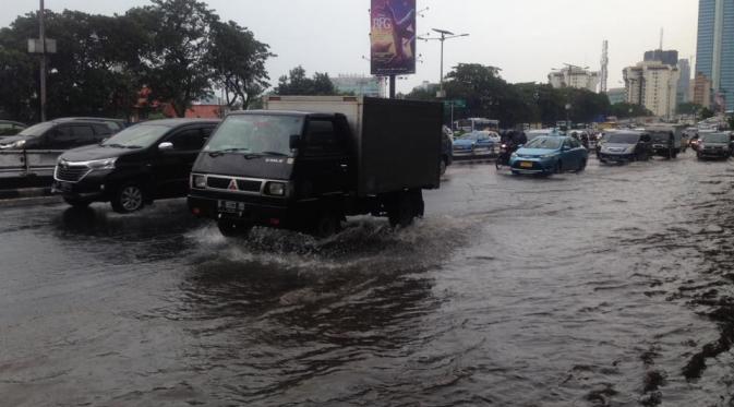 Hujan Deras, Jalan di Depan Gedung Kemennakertrans Tergenang | Foto : Facebook