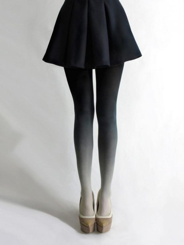 Kalau biasnaya stocking berwarna hitam atau nude, kali ini kamu bisa lihat stocking ombre yang super keren. (via: Boredpanda.com)