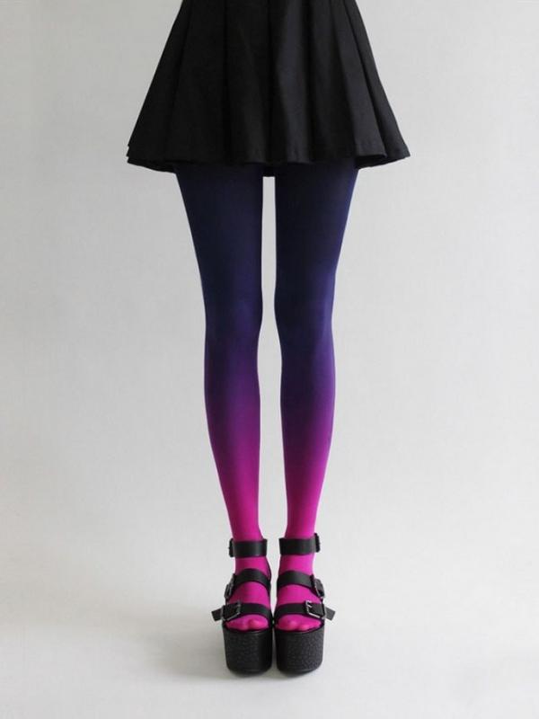Kalau biasanya stocking berwarna hitam atau nude, kali ini kamu bisa lihat stocking ombre yang super keren. (Boredpanda.com)