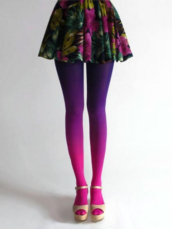 Kalau biasanya stocking berwarna hitam atau nude, kali ini kamu bisa lihat stocking ombre yang super keren. (Boredpanda.com)