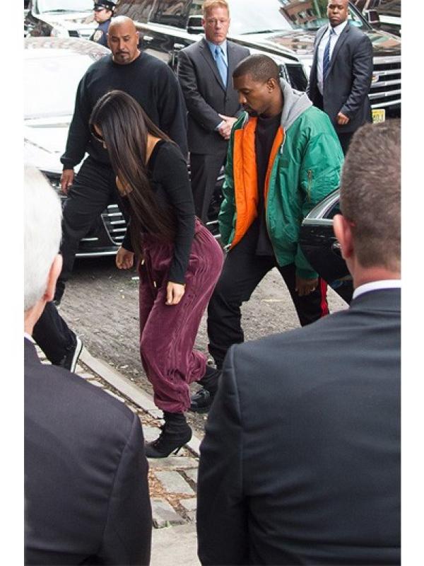 Kim Kardashian setelah insiden perampokan (Foto: hollywoodlife.com)