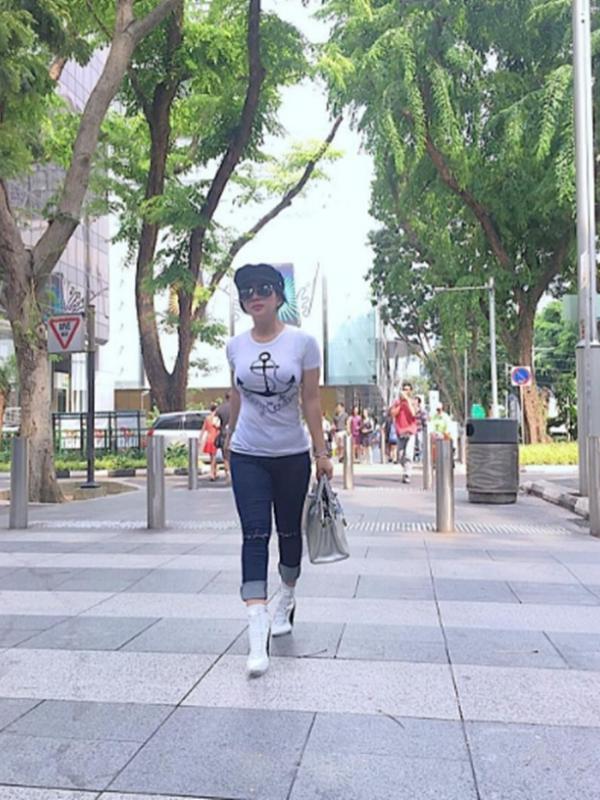 'Street style' ala Syahrini di Singapura. (Instagram @princessyahrini)