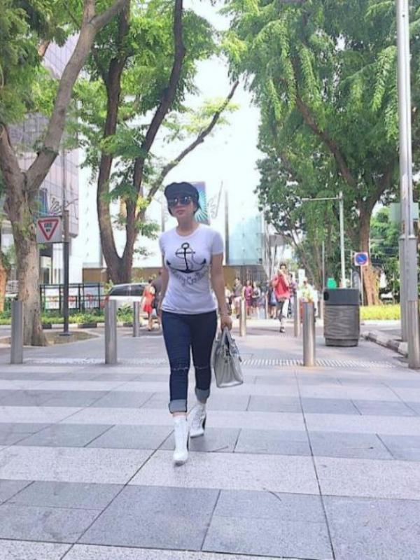 Syahrini saat berjalan-jalan di Singapura. (Instagram - @princessyahrini)