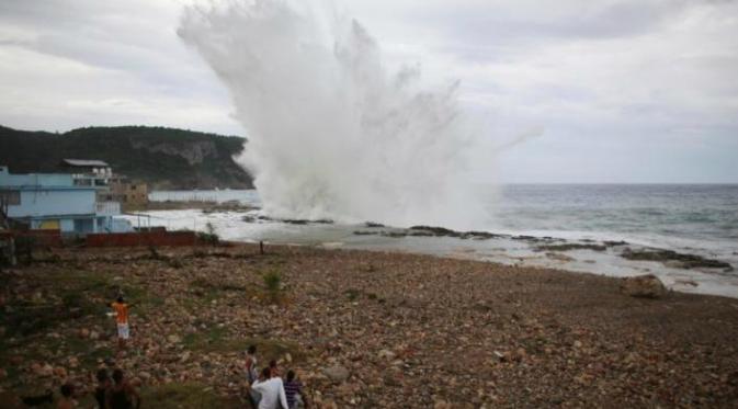 Gelombang tinggi menerjang pantai Siboney, Kuba, pada 4 Oktober 2016 (Reuters)